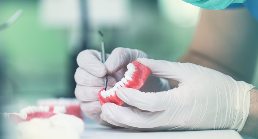 入れ歯のかみ合わせの調整